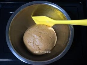 将食材，拌成团。