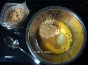 将100克花生油，100克细砂糖，四分之三个全蛋液，60克烤花生粉同放入打蛋盆中。