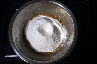 筛入210克低筋粉，4克泡打粉，2克苏打粉。