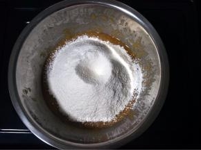 筛入210克低筋粉，4克泡打粉，2克苏打粉。