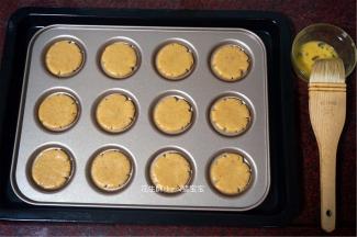 放入浅12杯不粘乌比派模中，刷上一层全蛋液（用刚才剩下的四分之一的全蛋液即可）。