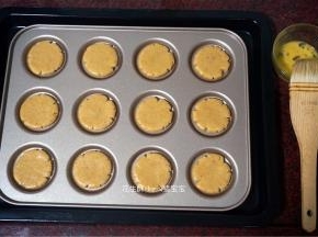 放入浅12杯不粘乌比派模中，刷上一层全蛋液（用刚才剩下的四分之一的全蛋液即可）。