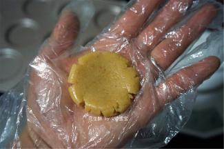 分成20克一份，揉圆后压扁，如图。