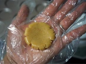 分成20克一份，揉圆后压扁，如图。