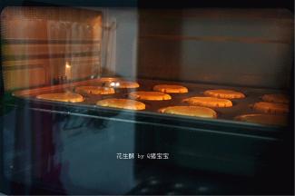 烤箱上下火180度预热5分钟后，放入中层，烘烤20分钟。