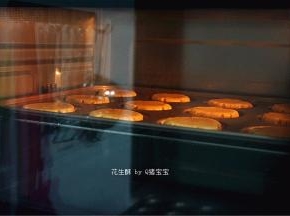 烤箱上下火180度预热5分钟后，放入中层，烘烤20分钟。