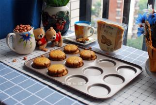 待完全冷却后，将花生酥取下即可。