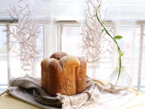 马上取出面包，倒出面包晾凉。