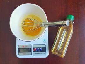 再蛋黄盆中加入植物油（无气味）