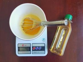再蛋黄盆中加入植物油（无气味）