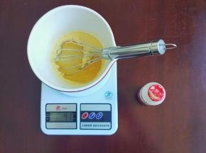 再加入牛奶充分搅拌均匀