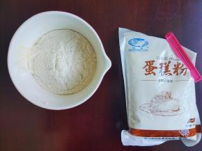 再在筛入低筋面粉搅拌均匀，不要过度搅拌，避免起筋