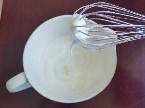 蛋白中加几滴醋，用电动打蛋器打到粗粗加入白砂糖B，分三次加入，
打到干性发泡，打蛋头提起尖头不塌