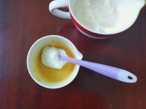 把蛋白糊分三分之一到蛋黄中，翻拌均匀