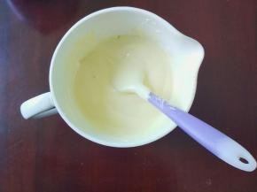 再把混合好的面糊倒入剩下的蛋白糊里，继续翻拌均匀