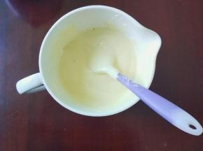 再把混合好的面糊倒入剩下的蛋白糊里，继续翻拌均匀