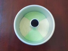 把两份面糊分别倒入同一个模具中，震出大气泡