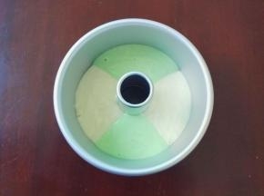 把两份面糊分别倒入同一个模具中，震出大气泡