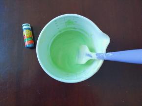 再另一半面糊滴入斑斓香精翻拌均匀