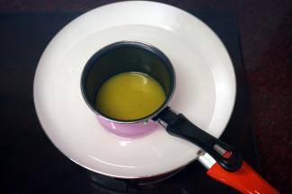 黄油隔水融化后冷却至温温的状态备用。