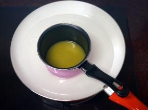 黄油隔水融化后冷却至温温的状态备用。