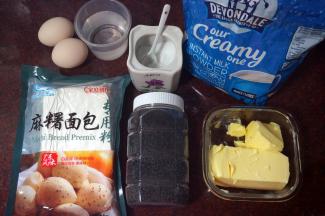 准备食材：麻糬面包专用粉500克、清水400克、黄油100克、细砂糖80克、鸡蛋2只、奶粉10克，黑芝麻10克。