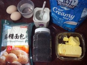 准备食材：麻糬面包专用粉500克、清水400克、黄油100克、细砂糖80克、鸡蛋2只、奶粉10克，黑芝麻10克。