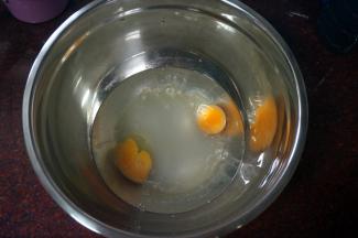 将清水，细砂糖，鸡蛋同放入一个打蛋盆中，搅打至细砂糖完全融化。