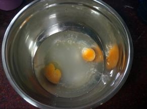 将清水，细砂糖，鸡蛋同放入一个打蛋盆中，搅打至细砂糖完全融化。