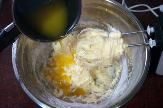 分两次加入融化了的黄油，搅拌至完全融合。