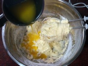 分两次加入融化了的黄油，搅拌至完全融合。