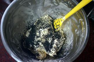 加入炒熟了的黑芝麻，拌均匀。