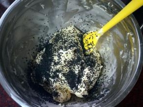 加入炒熟了的黑芝麻，拌均匀。