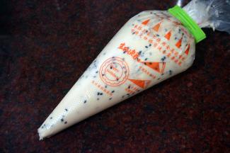 装入裱花袋，剪出一个口。