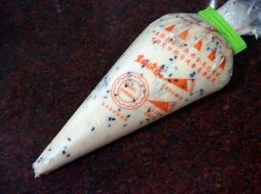 装入裱花袋，剪出一个口。