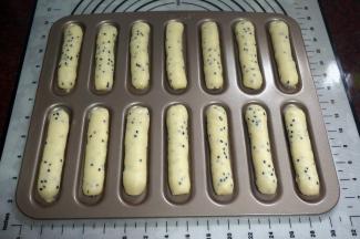 将麻糬糊挤到长方形不粘手指饼干模具中。