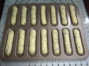 将麻糬糊挤到长方形不粘手指饼干模具中。