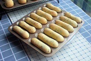 放入预热好的烤箱中层，上火190度，下火165度，烘烤30~35分钟，麻糬表面金黄，香气四溢即可出炉。