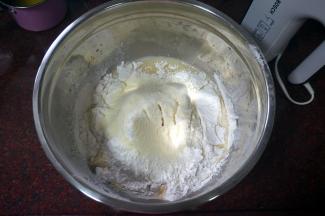 筛入麻糬面包专用粉和奶粉，拌均。