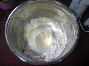 筛入麻糬面包专用粉和奶粉，拌均。