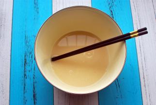 将清水，细砂糖，酵母混合均匀。