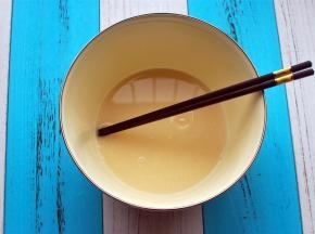 将清水，细砂糖，酵母混合均匀。