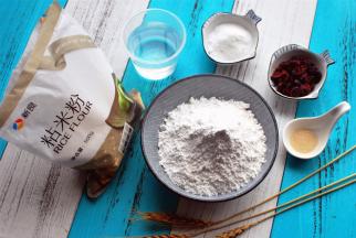 食材：粘米粉220克、清水155克、细砂糖25克、蔓越莓干30克、酵母2克。