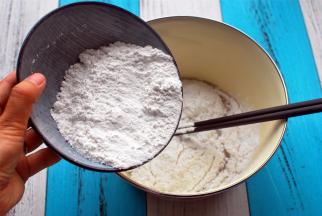 加入新良粘米粉，搅拌均匀。