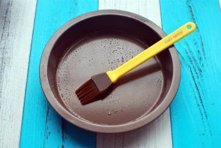 给8寸深披萨盘刷上一层玉米油。