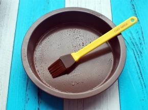 给8寸深披萨盘刷上一层玉米油。