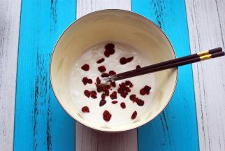 入20克蔓越莓干，稍微搅拌一下。