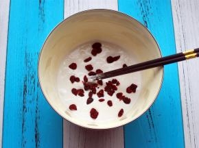 入20克蔓越莓干，稍微搅拌一下。