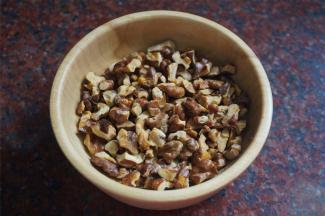 烤箱上下火170度预热5分钟后，将生核桃仁放入烘烤6-7分钟，烤出香味，然后掰碎备用。