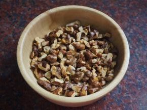 烤箱上下火170度预热5分钟后，将生核桃仁放入烘烤6-7分钟，烤出香味，然后掰碎备用。